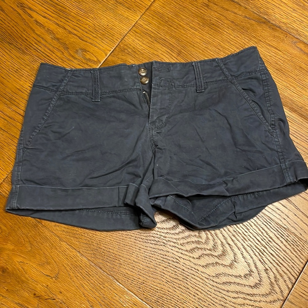Women’s Old Navy perfect 3 1/2 in shorts, size 2, navy, cuffed detail, EUC